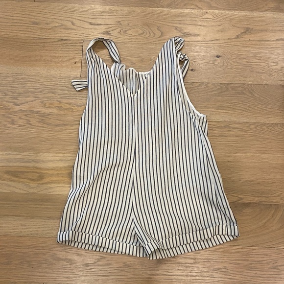 Cutest romper - Picture 2 of 2